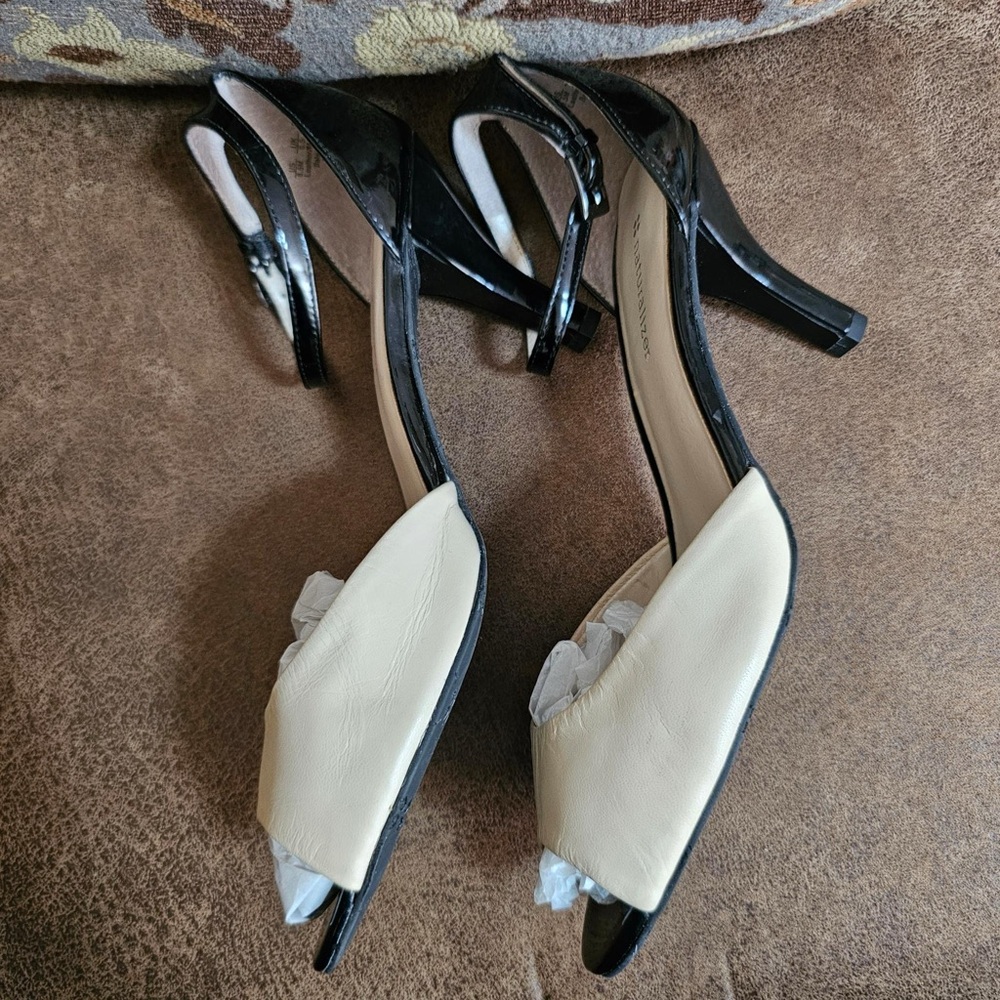 Women Leather Naturalizer High heels two tone shoes Size 8.5